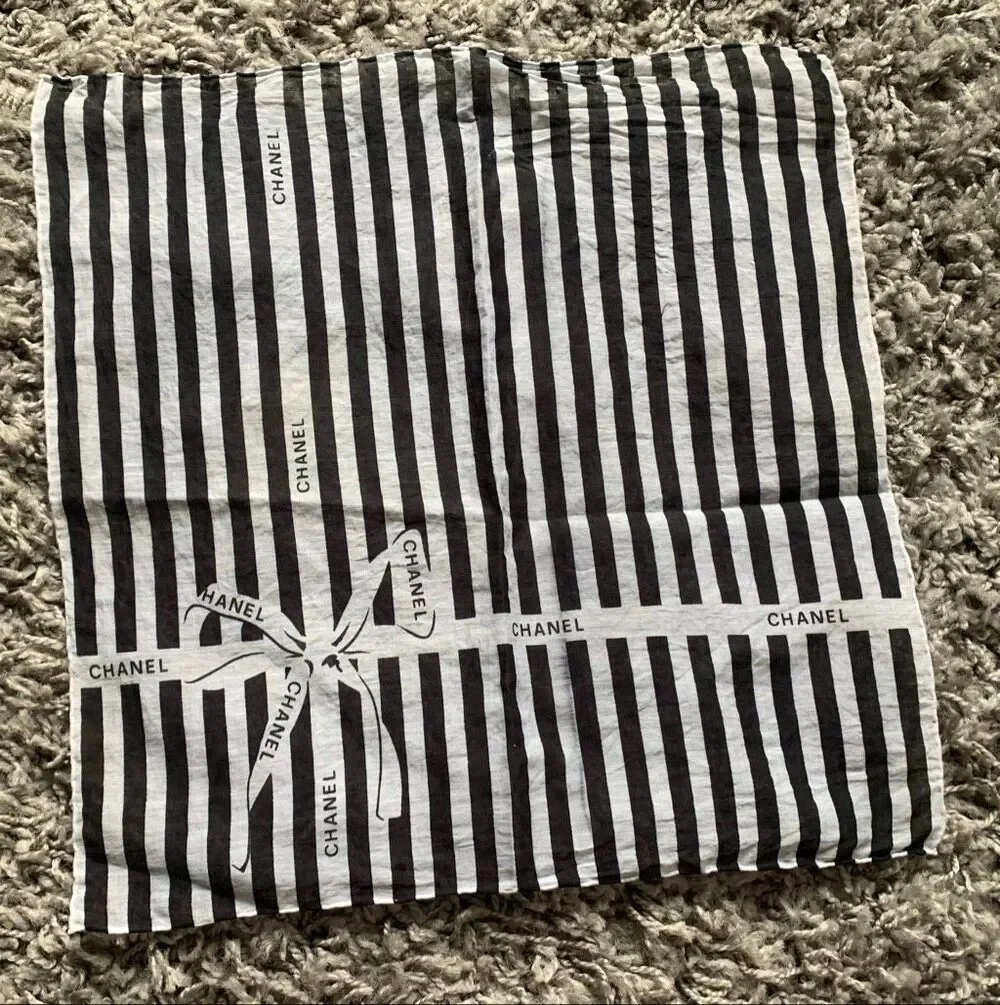 CHANEL logo pocket